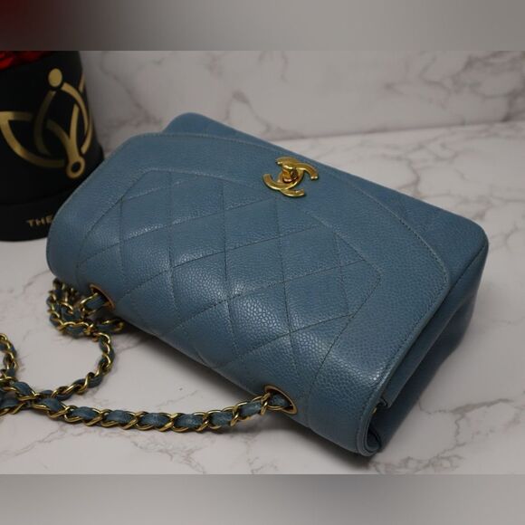 CHANEL Diana Small caviar leather CC Turnlock Quilted 22cm Baby Blue Chain bag - Picture 4 of 13